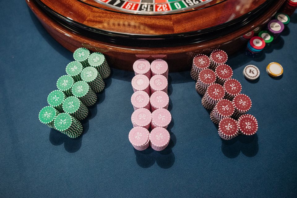Meja roulette kasino live dengan dealer dan roda berputar