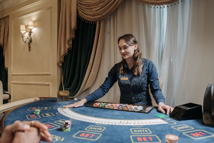 Kartu ATM dan uang tunai untuk ilustrasi bonus deposit