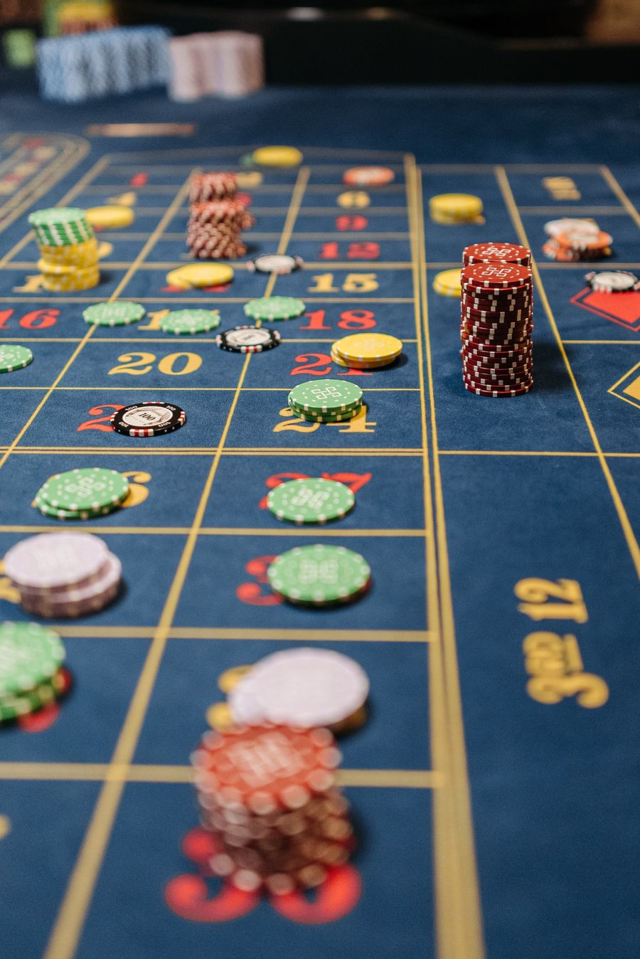 Chip poker tersusun untuk ilustrasi turnamen slot mingguan