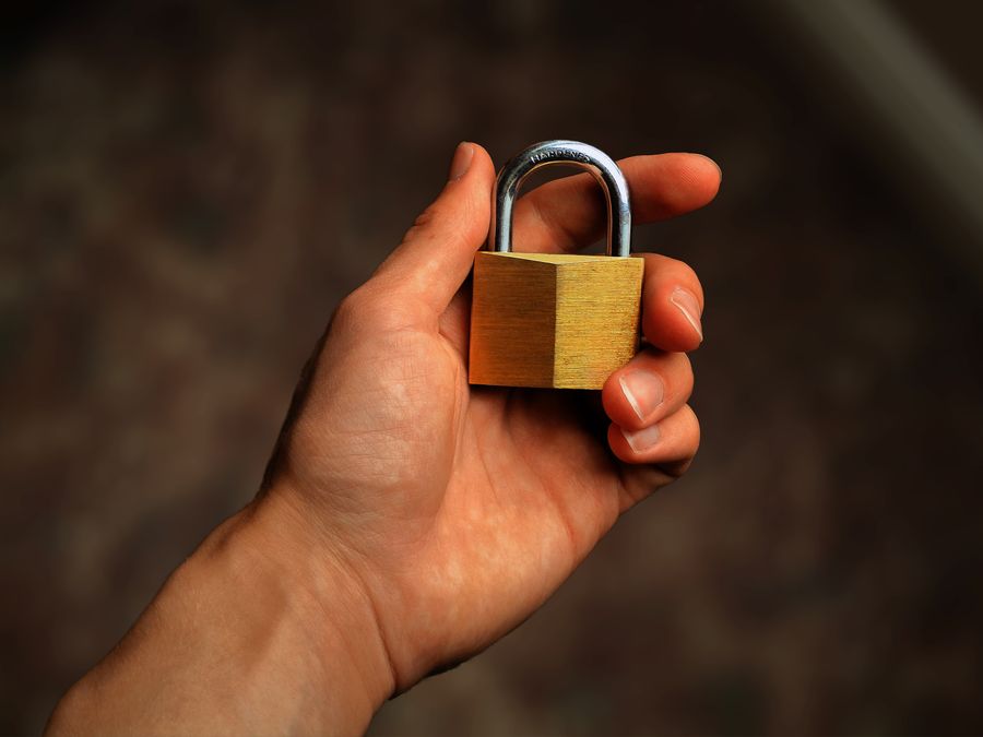 Gembok digital melambangkan keamanan data akun online