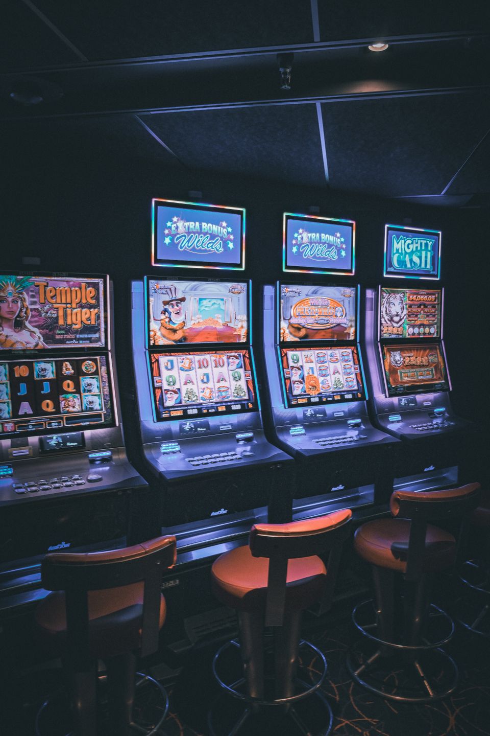 Layar mesin slot online dengan simbol buah berwarna-warni